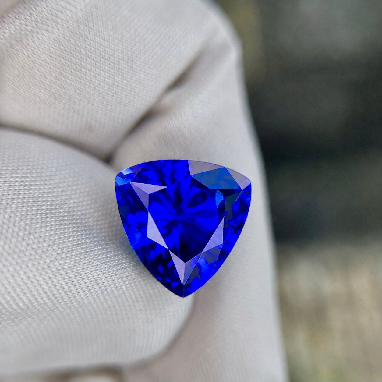 7,84 Karat Dreieck-Tansanit-Edelstein – GIA-zertifiziert
