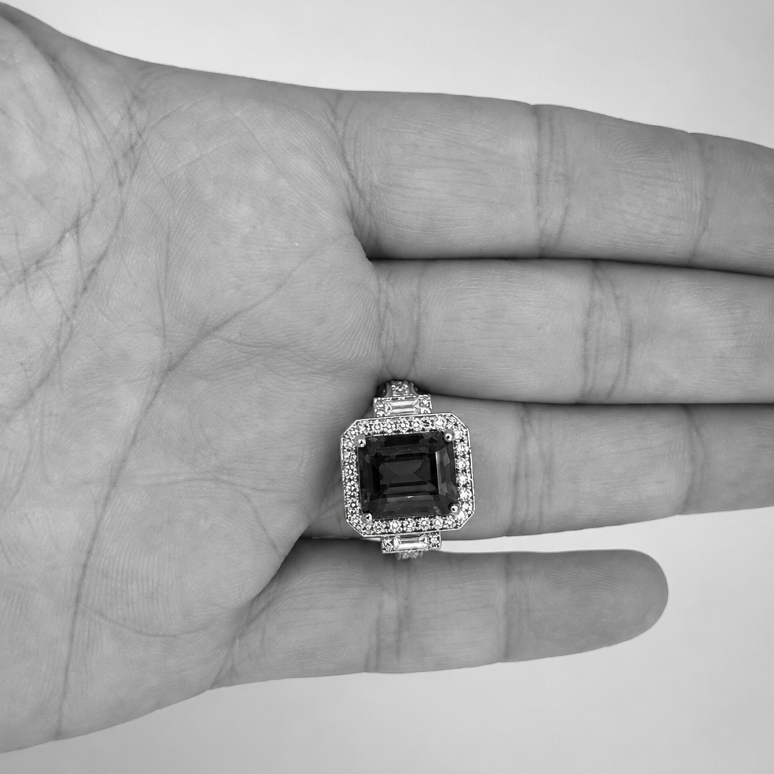 Außergewöhnlicher Tansanit- und Diamantring mit Smaragdschliff – Maßanfertigung