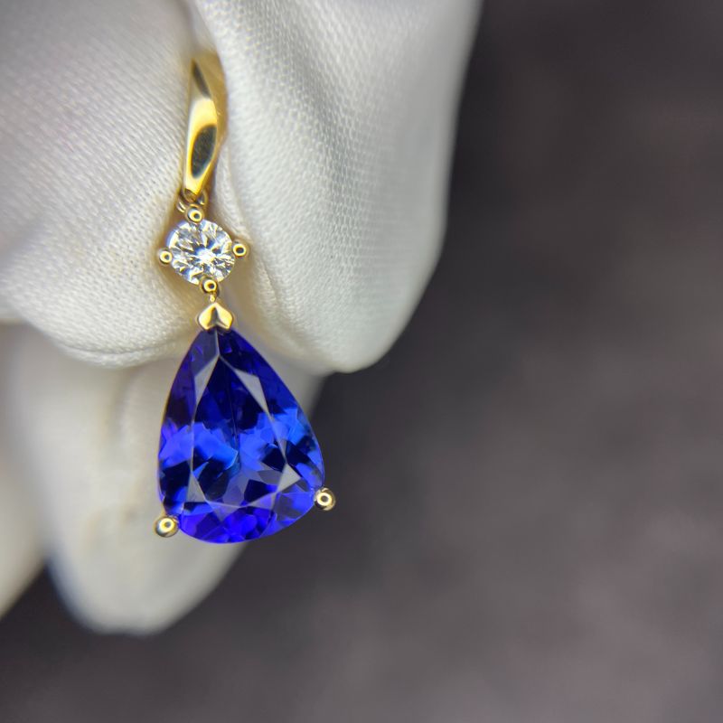 2.76 Ct Pear-Shaped Tanzanite Necklace in Yellow Gold