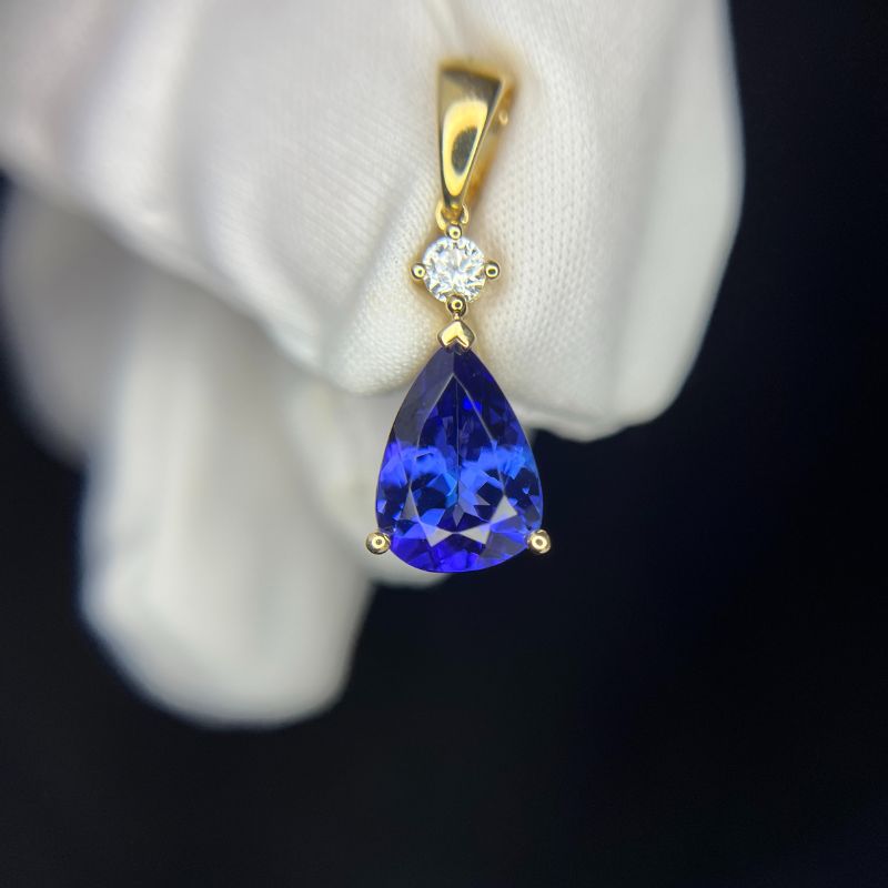 2.76 Ct Pear-Shaped Tanzanite Necklace in Yellow Gold