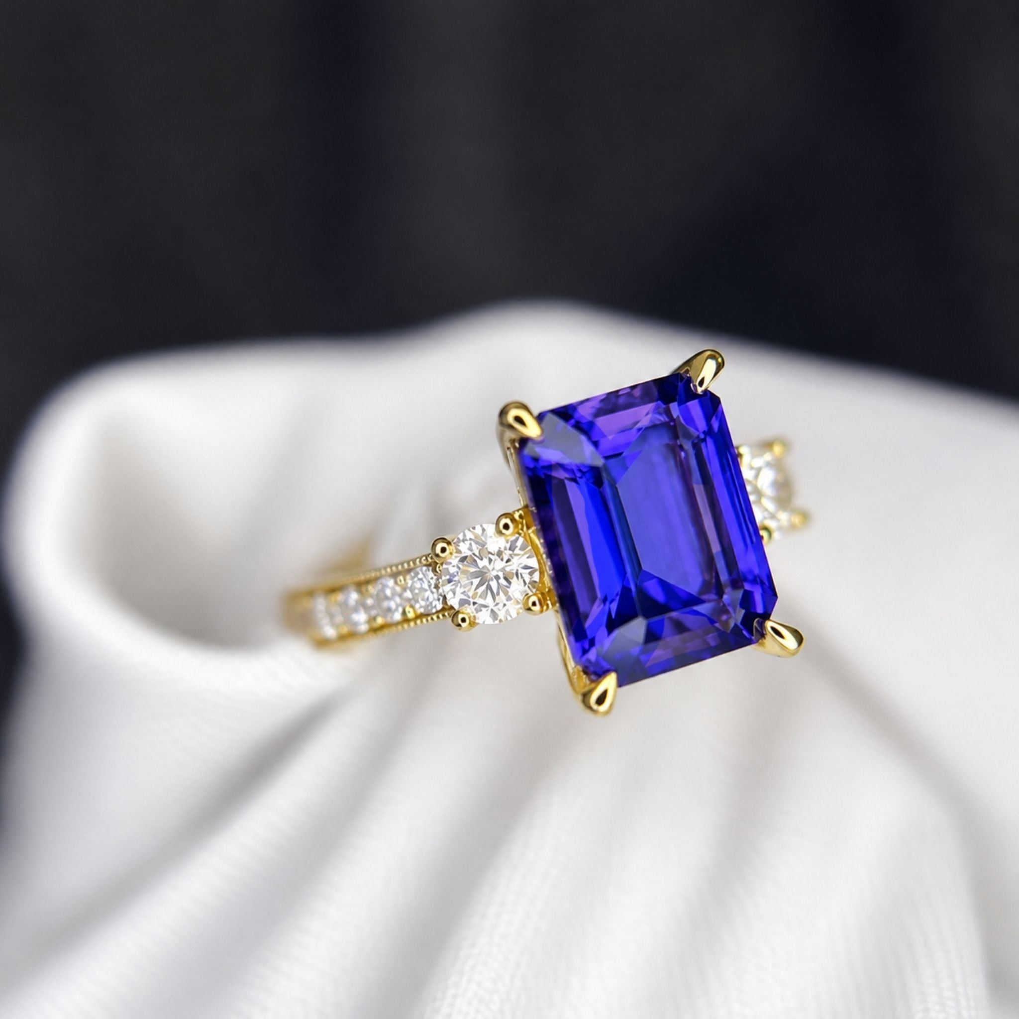 3,65 Karat tiefblauer Tansanitring im Smaragdschliff – Maßanfertigung