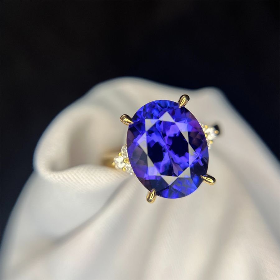 Exceptional 7.50 Ct Oval Tanzanite Ring