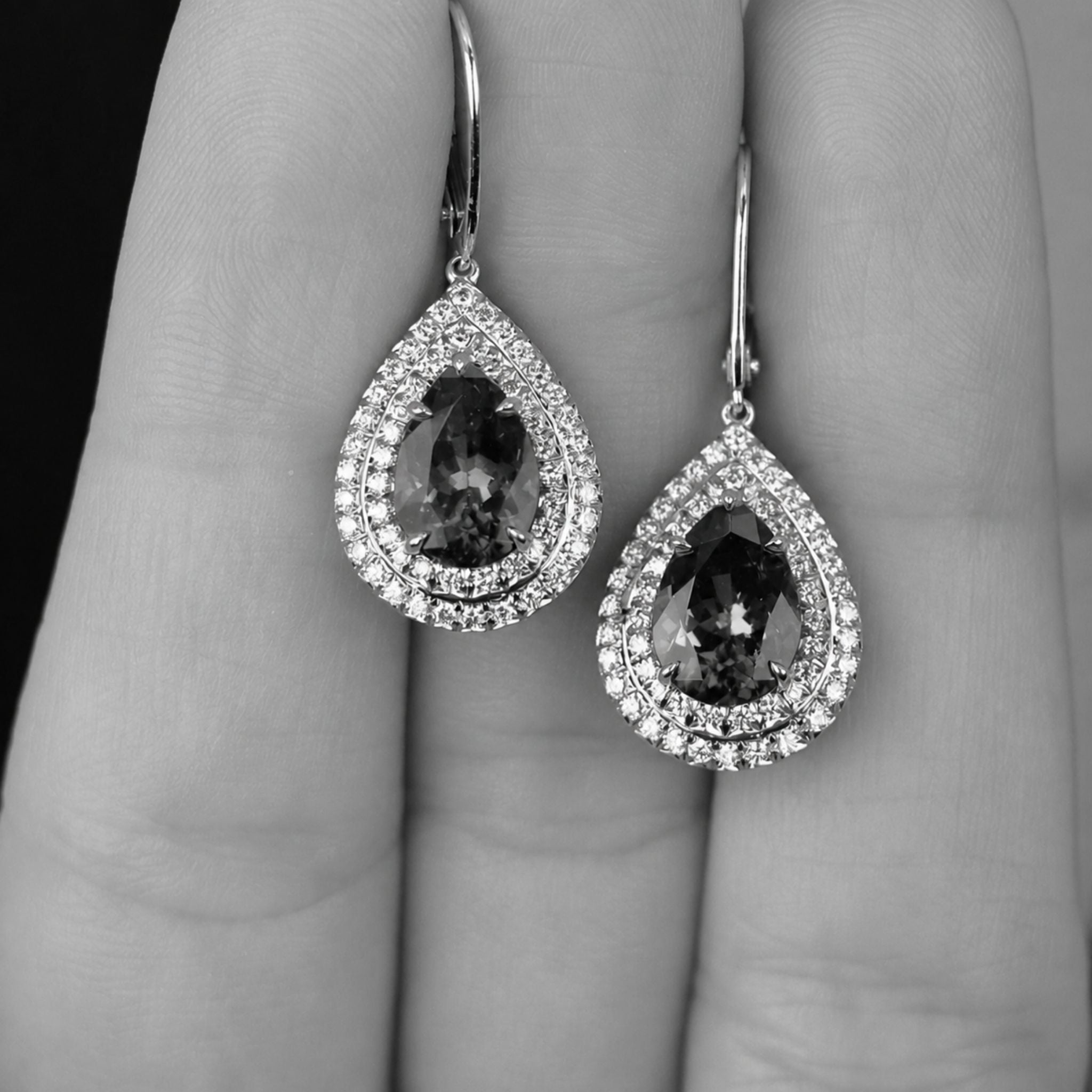 Orecchini a perno in tanzanite taglio a cuscino in oro giallo