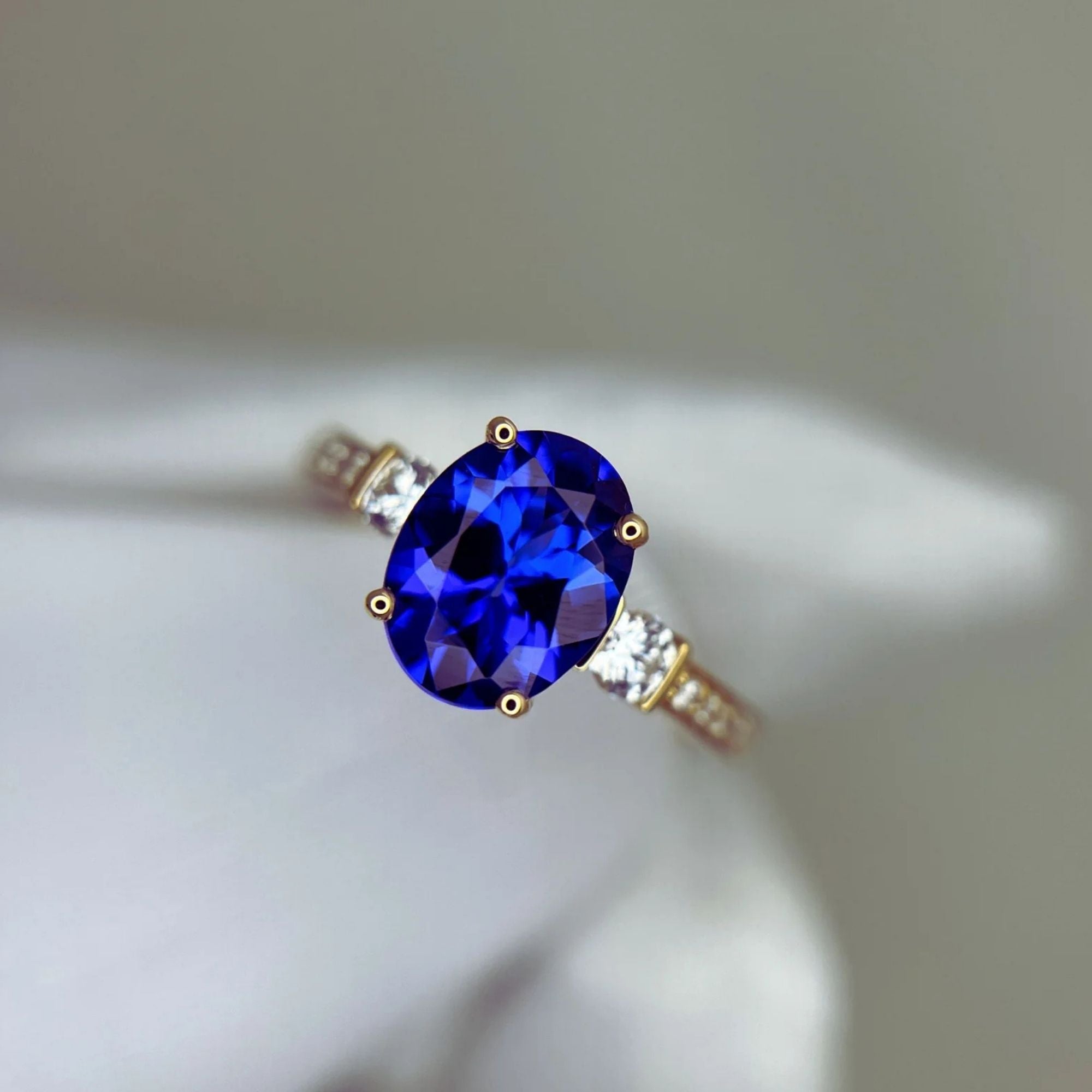 Ovaler Tansanit- und Diamantring „Evening Sky“ – Gelbgold