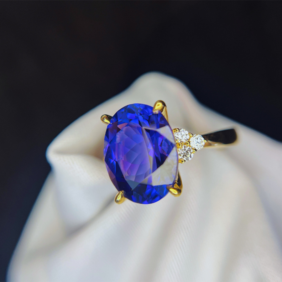 Exceptional 7.50 Ct Oval Tanzanite Ring