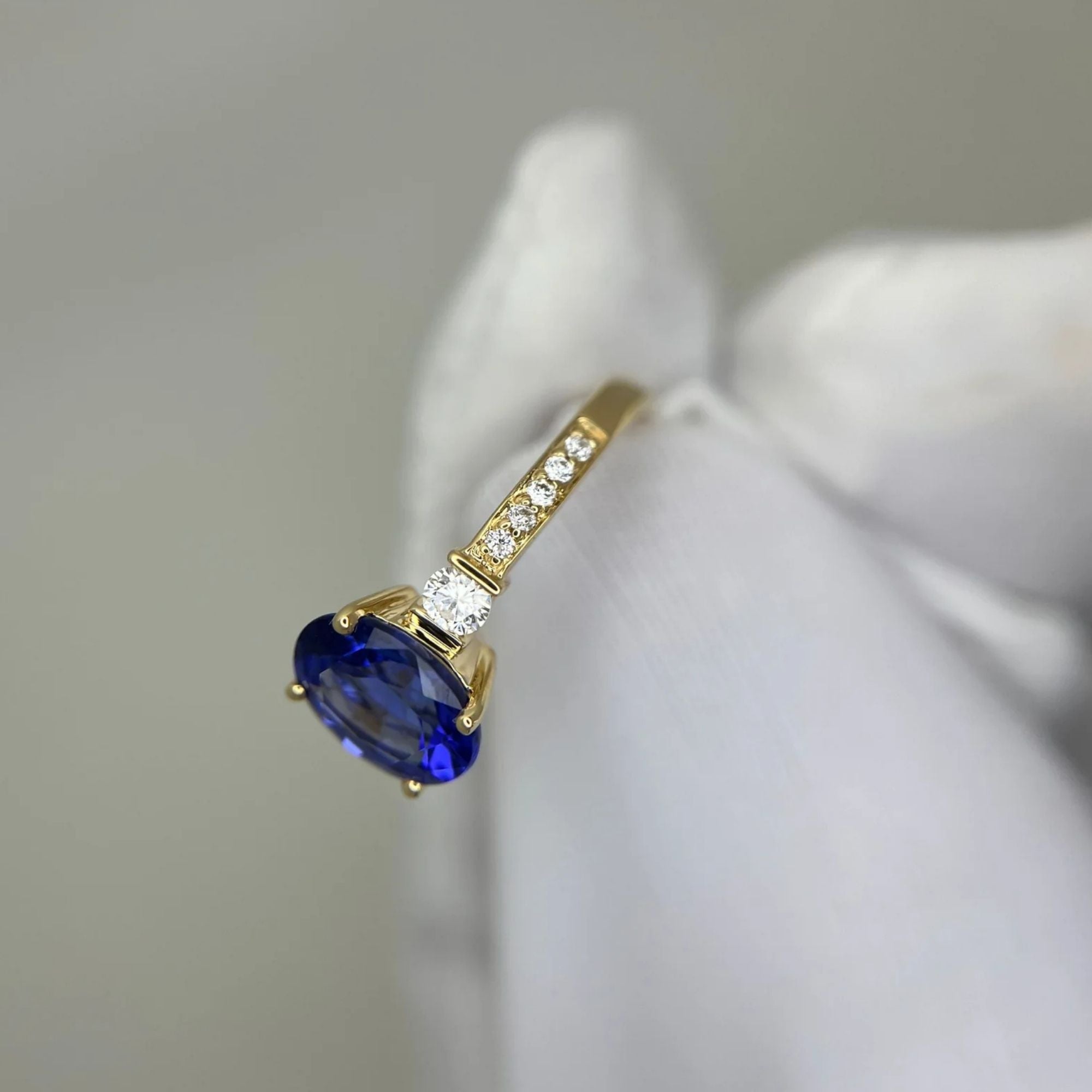 Ovaler Tansanit- und Diamantring „Evening Sky“ – Gelbgold