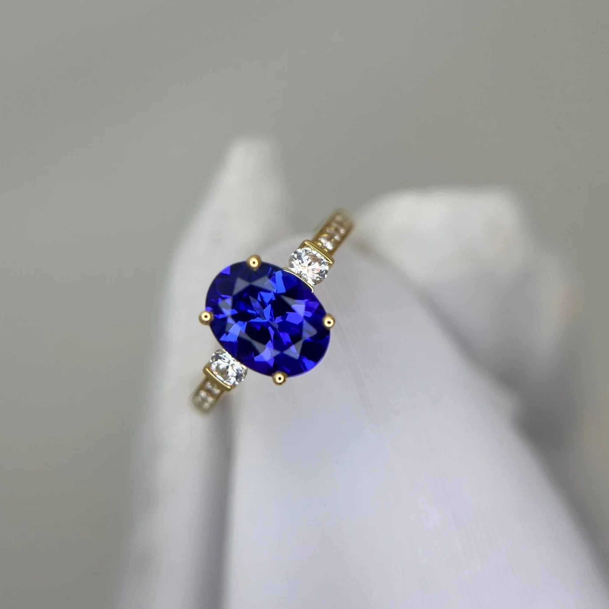 Ovaler Tansanit- und Diamantring „Evening Sky“ – Gelbgold