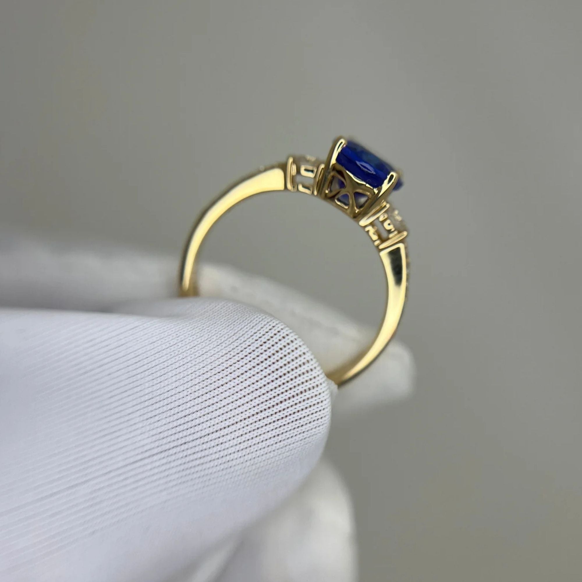 Ovaler Tansanit- und Diamantring „Evening Sky“ – Gelbgold