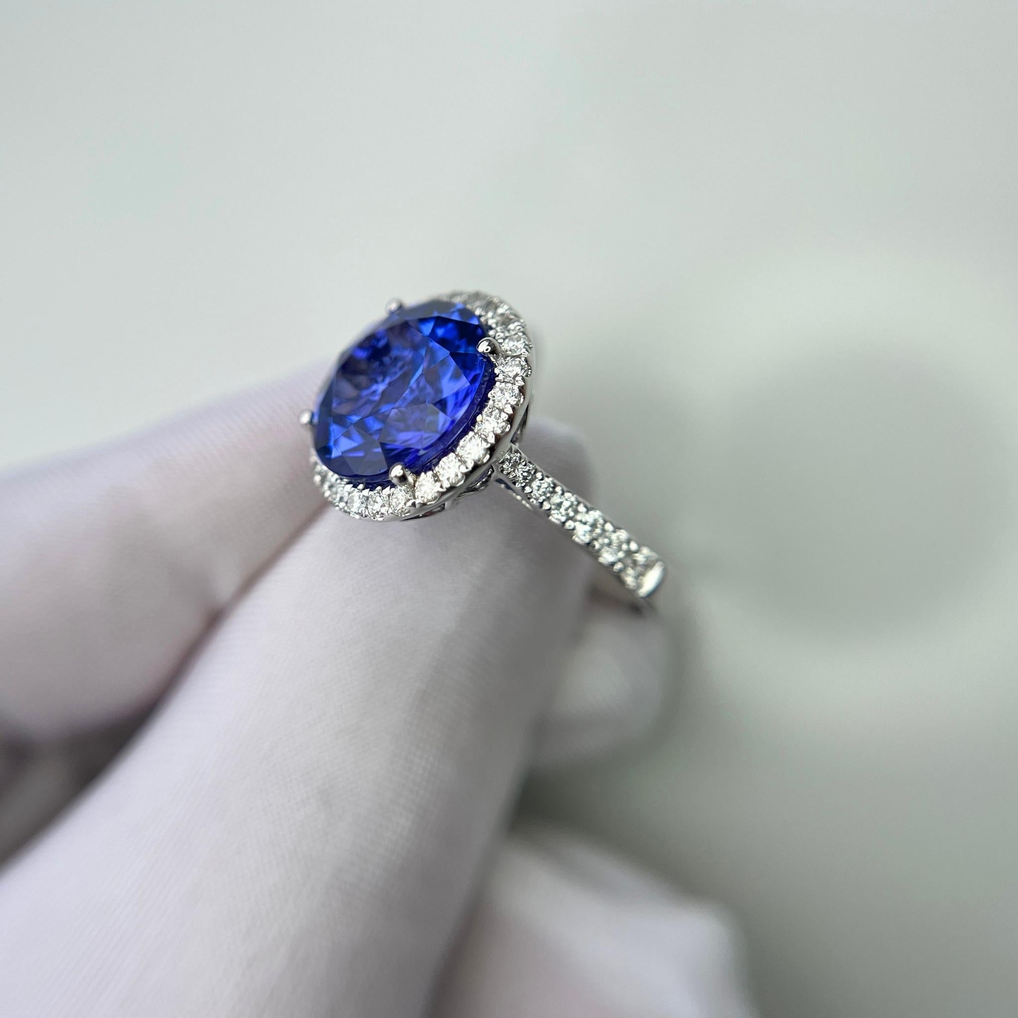 6,5 Karat Ausnahme-Rund-Tansanit- & Diamant-Halo-Ring