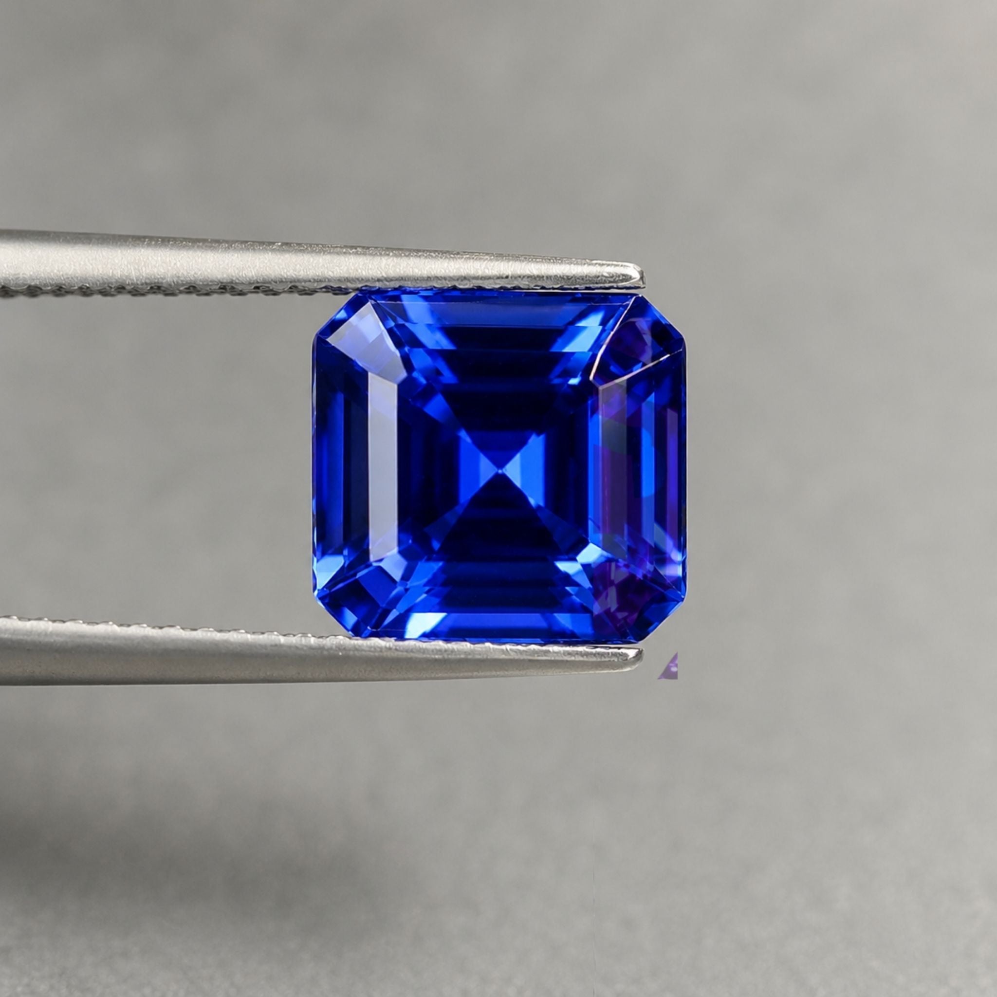 7,99 Karat Tansanit im Smaragdschliff