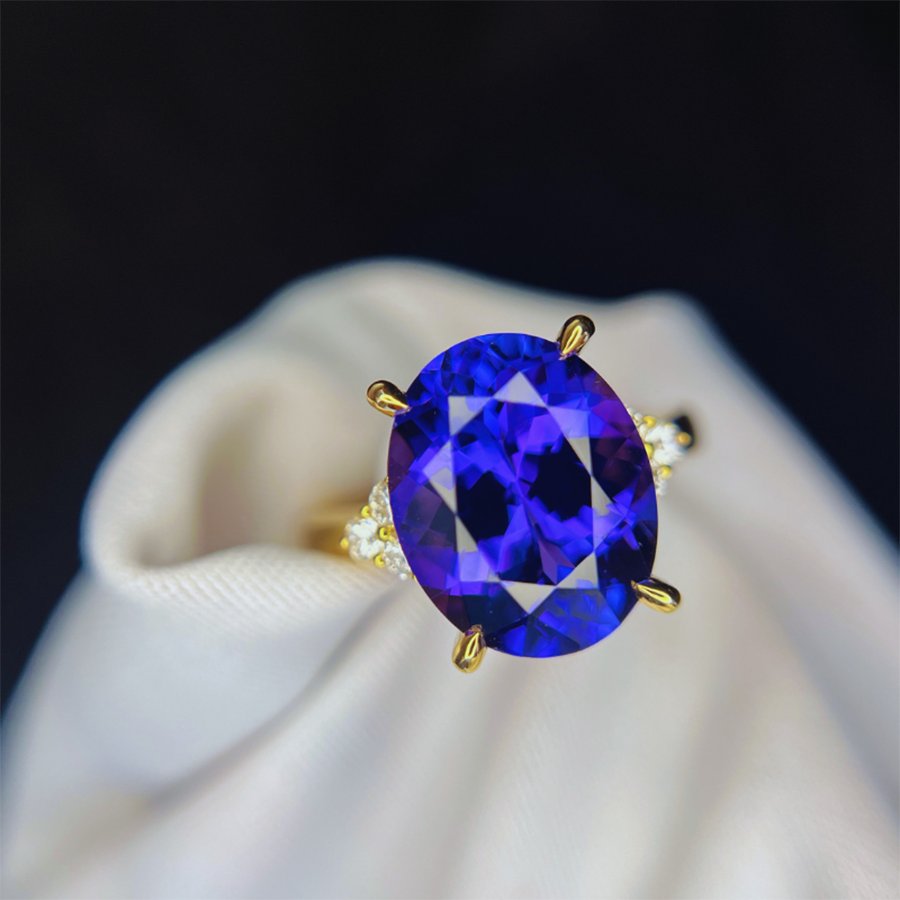 Exceptional 7.50 Ct Oval Tanzanite Ring
