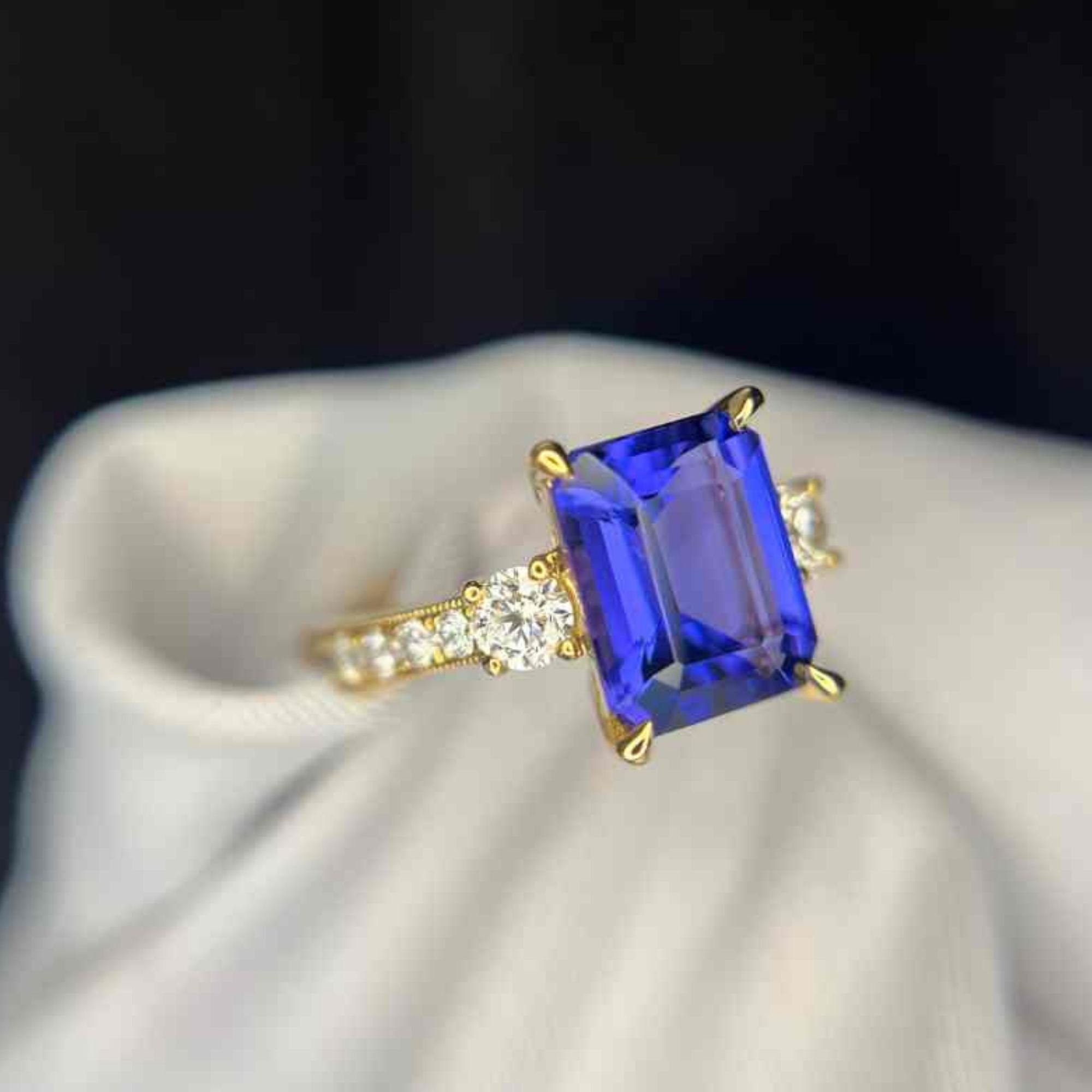 3,65 Karat tiefblauer Tansanitring im Smaragdschliff – Maßanfertigung