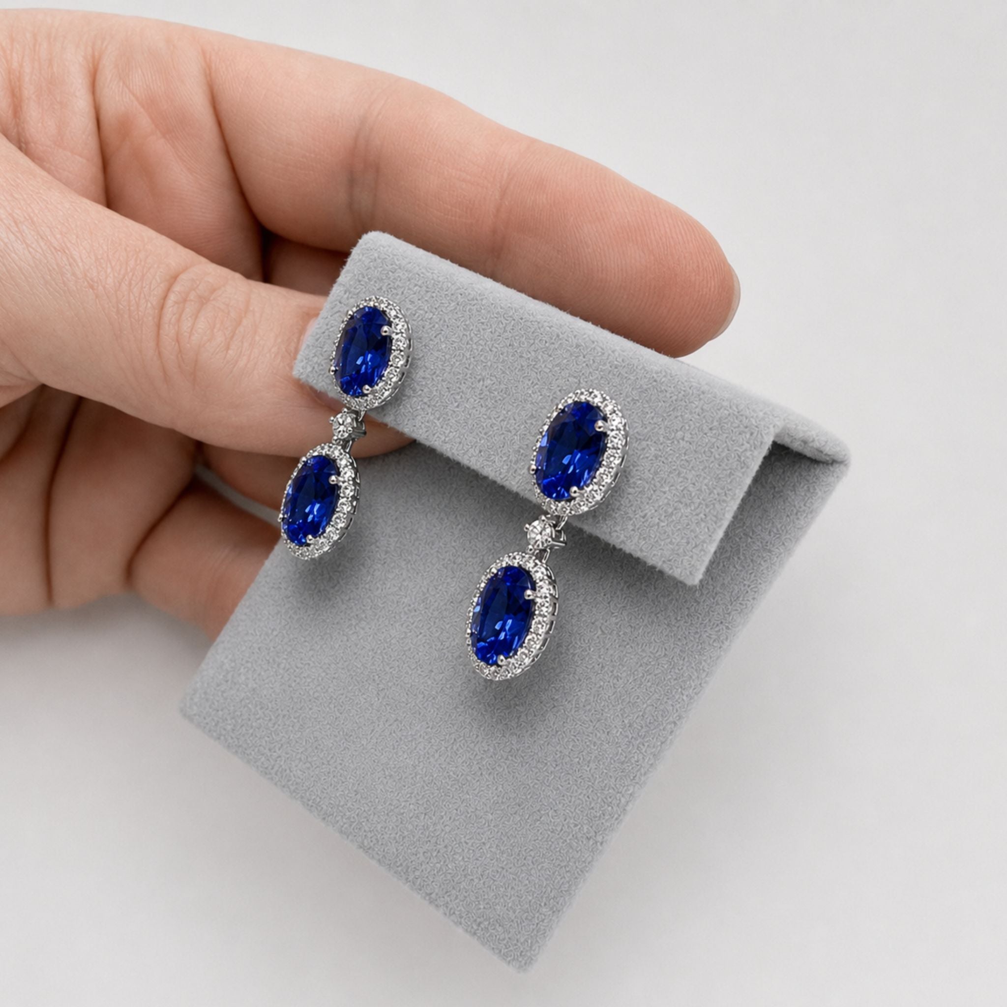 Hervorragende Tansanit- und Diamant-Halo-Ohrringe