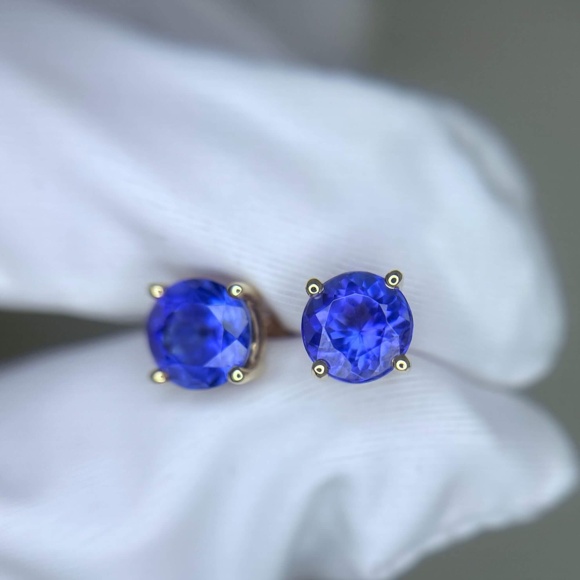Exceptional Round Tanzanite Stud Earrings - Yellow Gold
