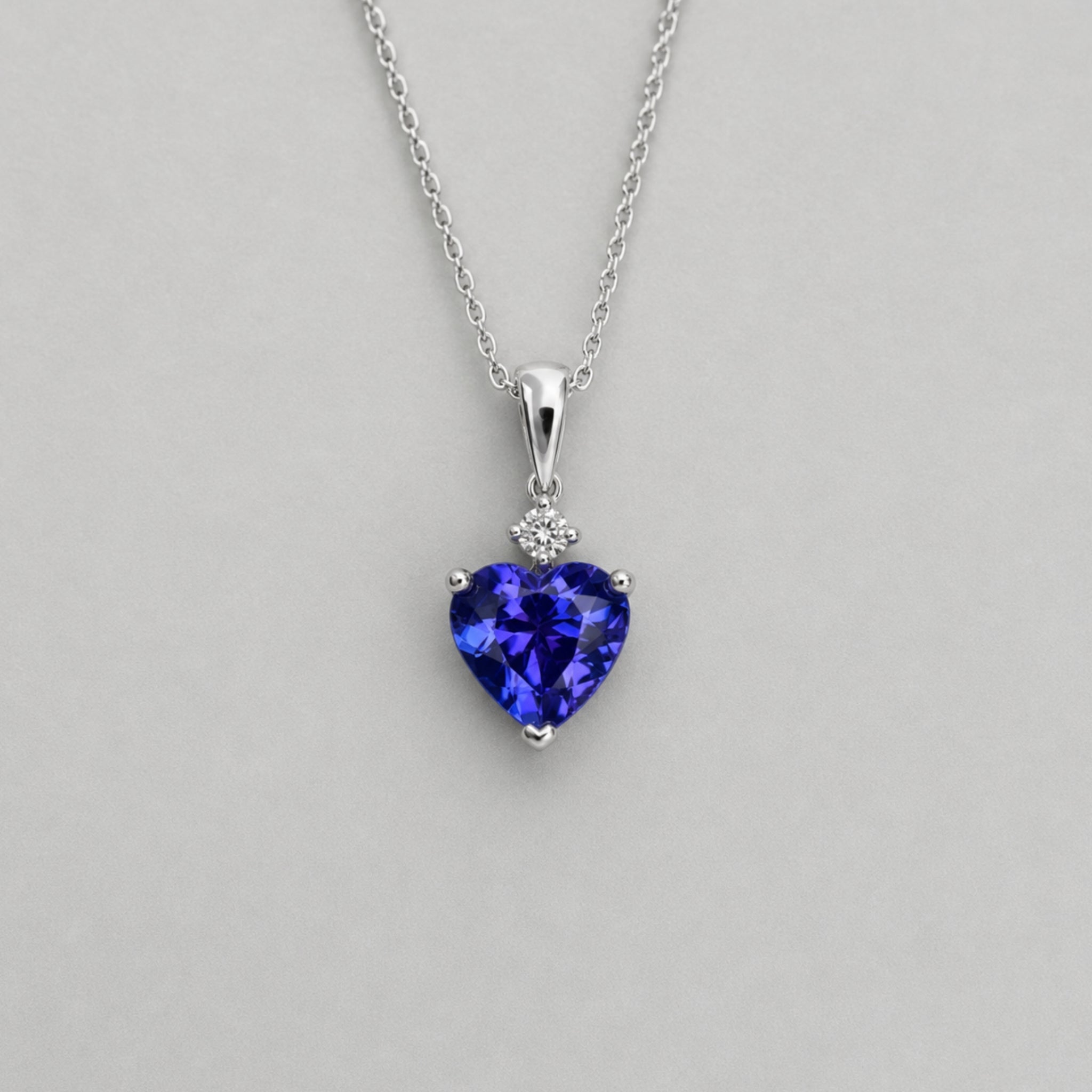 Collana con pendente a cuore in tanzanite blu intenso e diamanti