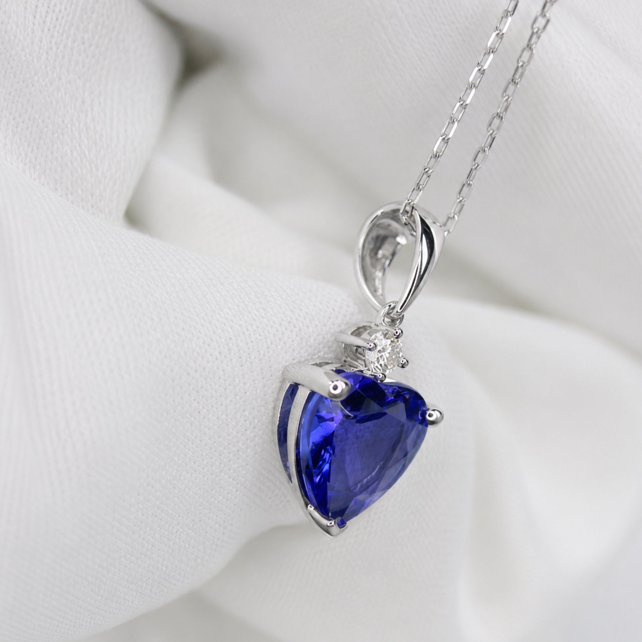 Collana con pendente a cuore in tanzanite blu intenso e diamanti
