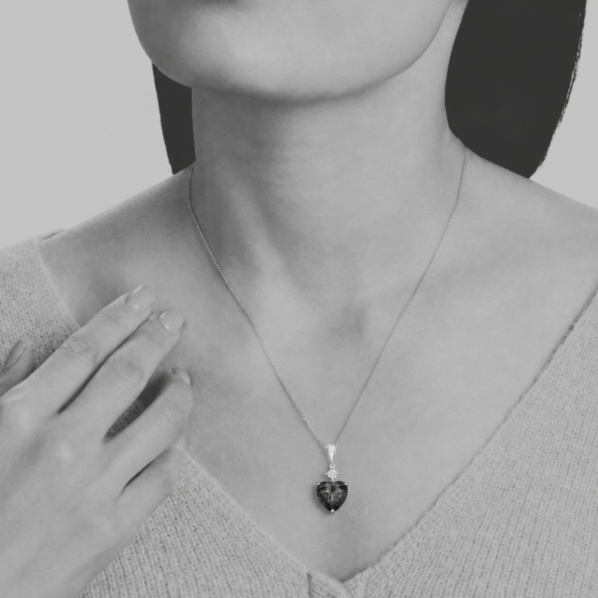 Collana con pendente a cuore in tanzanite blu intenso e diamanti