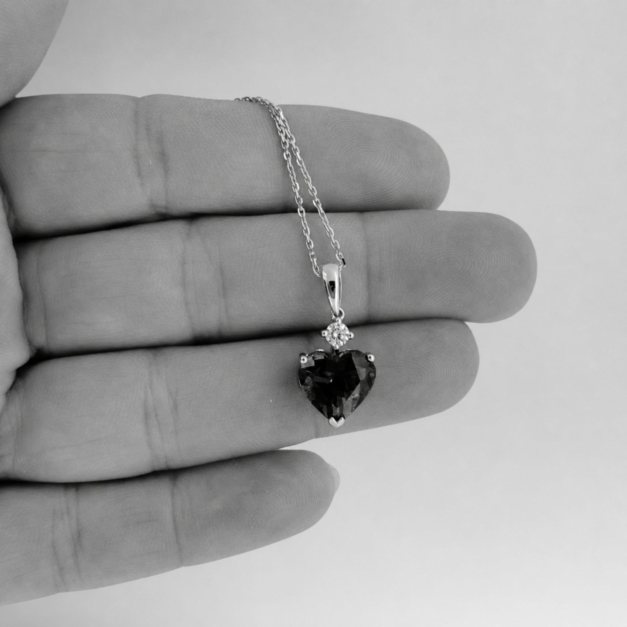 Collana con pendente a cuore in tanzanite blu intenso e diamanti