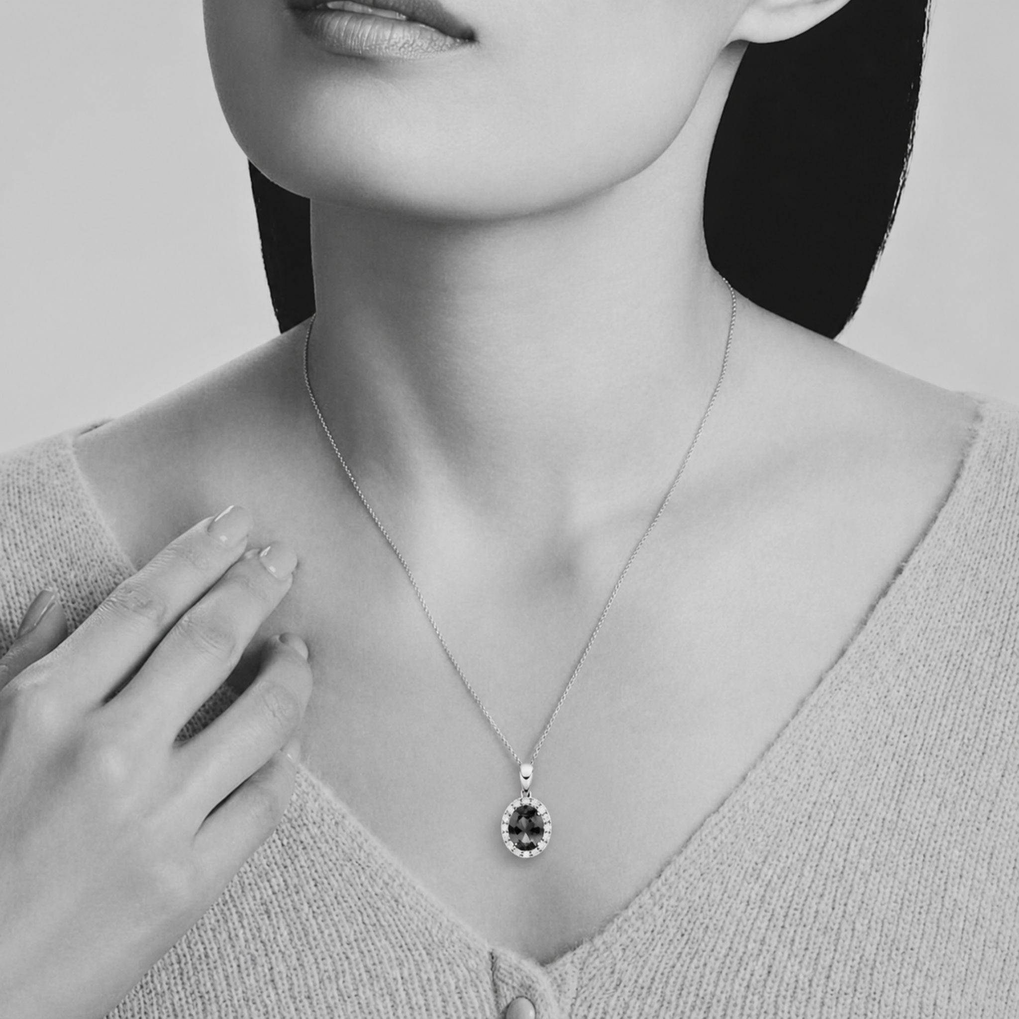 „Kate“ klassischer ovaler Tansanit- und Diamant-Halo-Anhänger, 2,00 Karat.