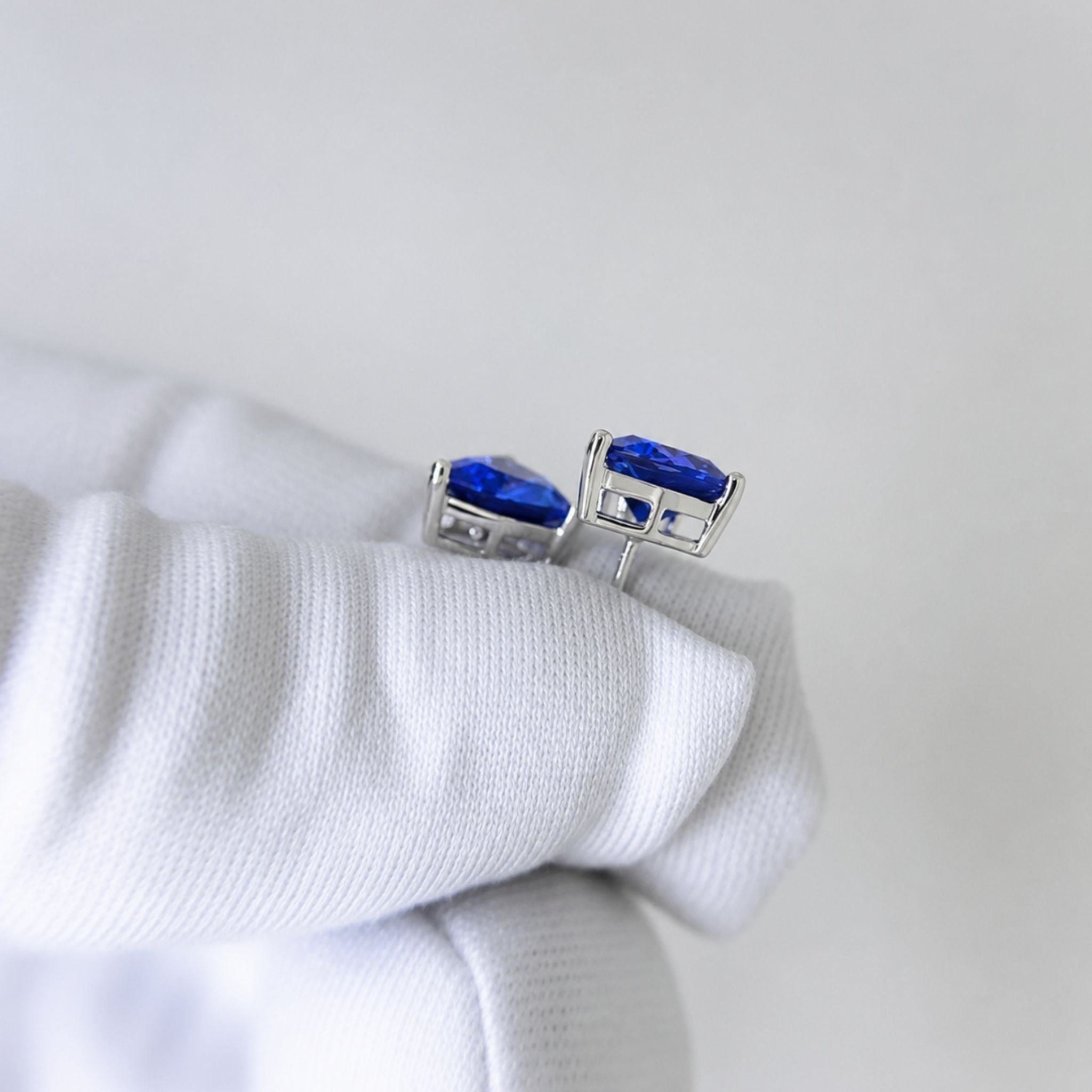 Premium Tansanit-Ohrstecker im Trillion-Schliff aus 18 Karat Weißgold