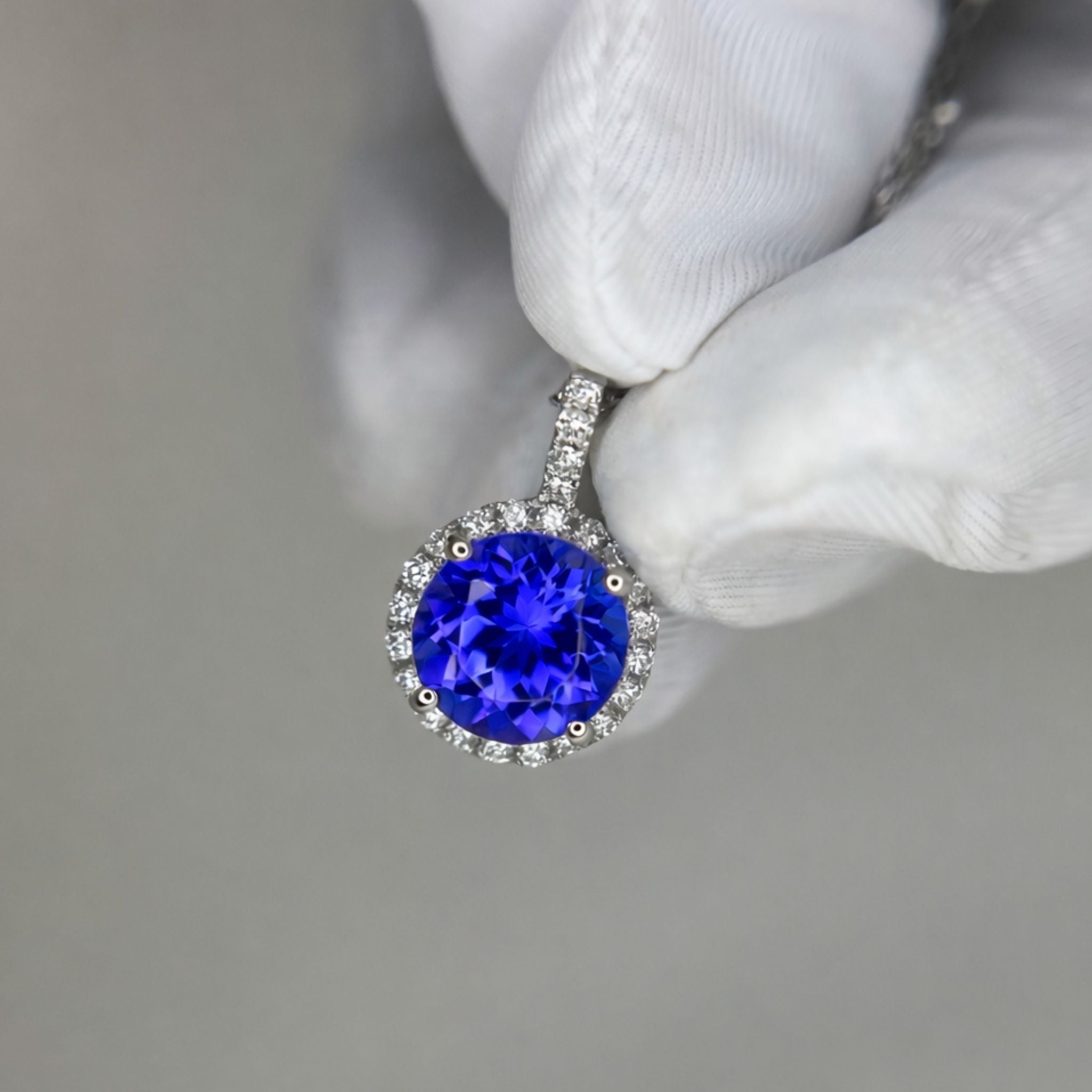 Runder Tansanit-Anhänger mit Diamanten