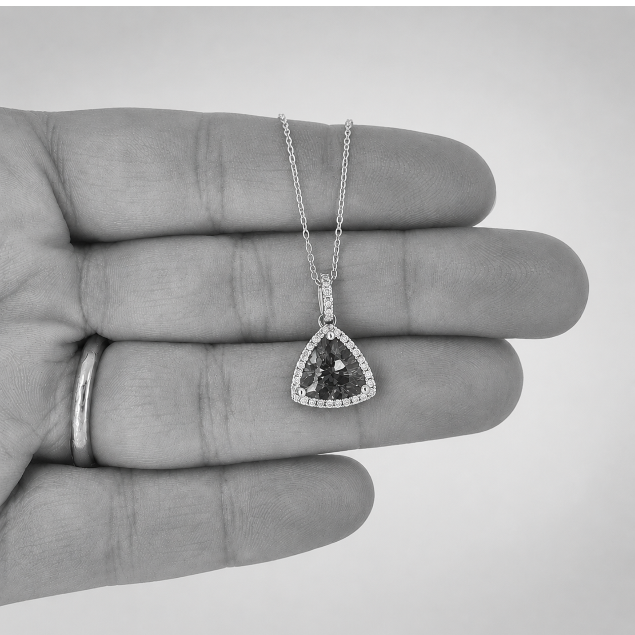1,50 Karat Tansanit-Anhänger mit Brillanten im Trifacetten-Schliff – auf Bestellung gefertigt