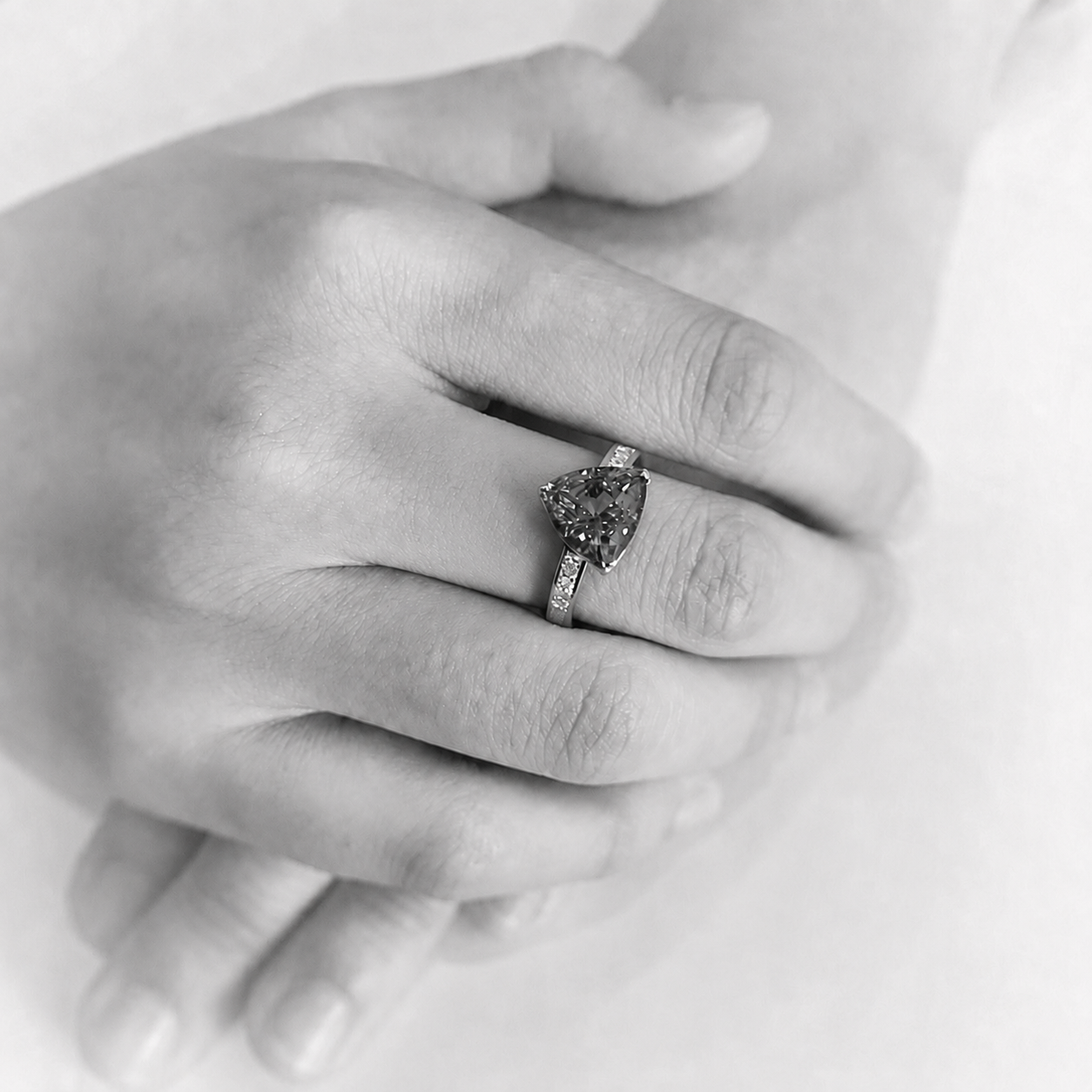 Premier 4.00 Karat Dreieckschliff Tansanit Ring mit Prinzessschliff Diamanten - Maßanfertigung