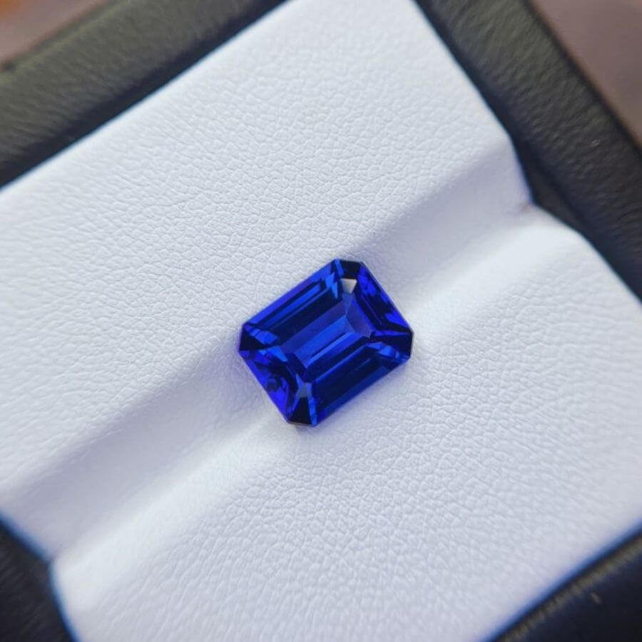 6.53 Carat Emerald Cut Tanzanite Gemstone