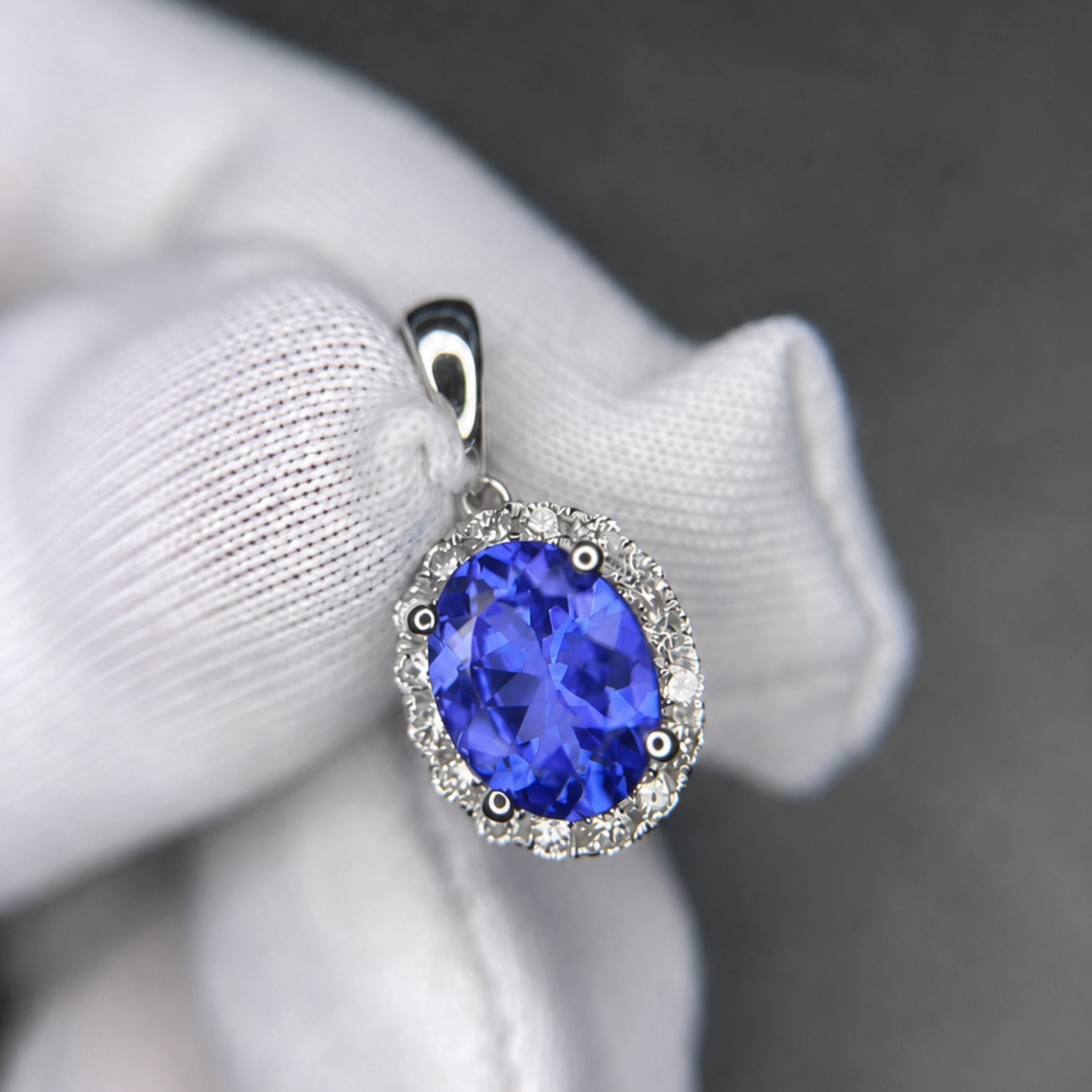 „Kate“ klassischer ovaler Tansanit- und Diamant-Halo-Anhänger, 2,00 Karat.