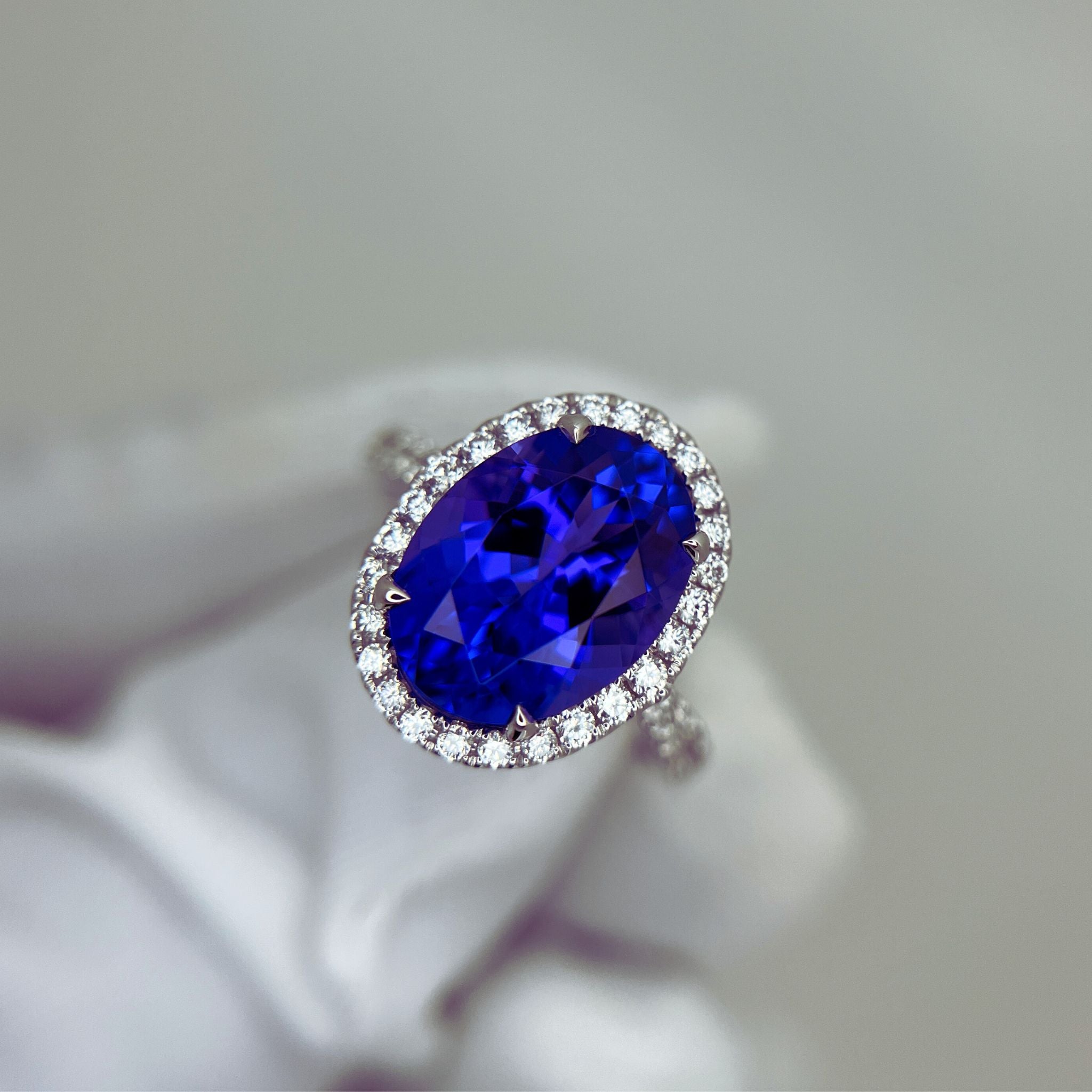 Exceptional Tanzanite 5.00 carat Oval Diamond Halo Ring