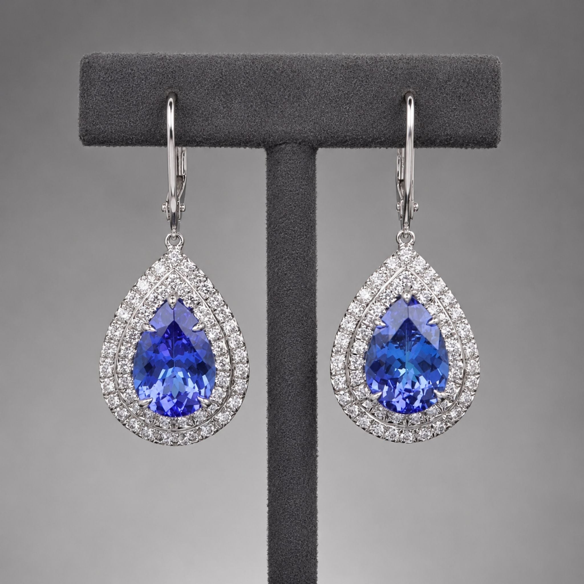 Orecchini a perno in tanzanite taglio a cuscino in oro giallo