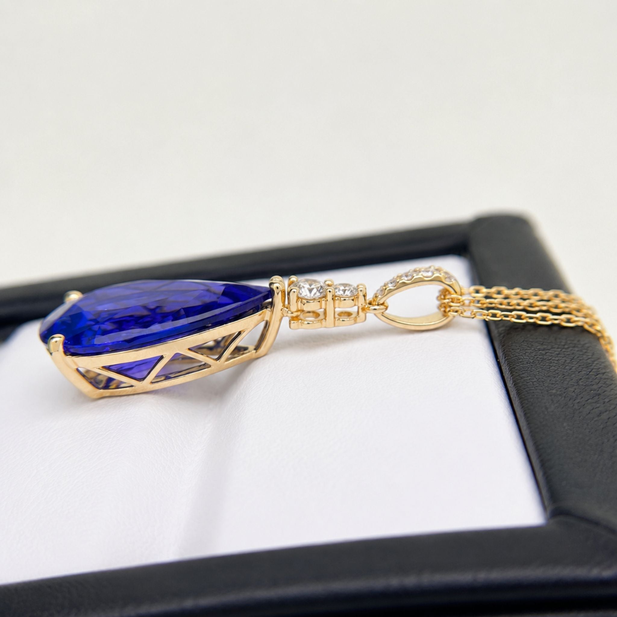 Eccezionale Pendente a Goccia con Tanzanite da 8,00 carati