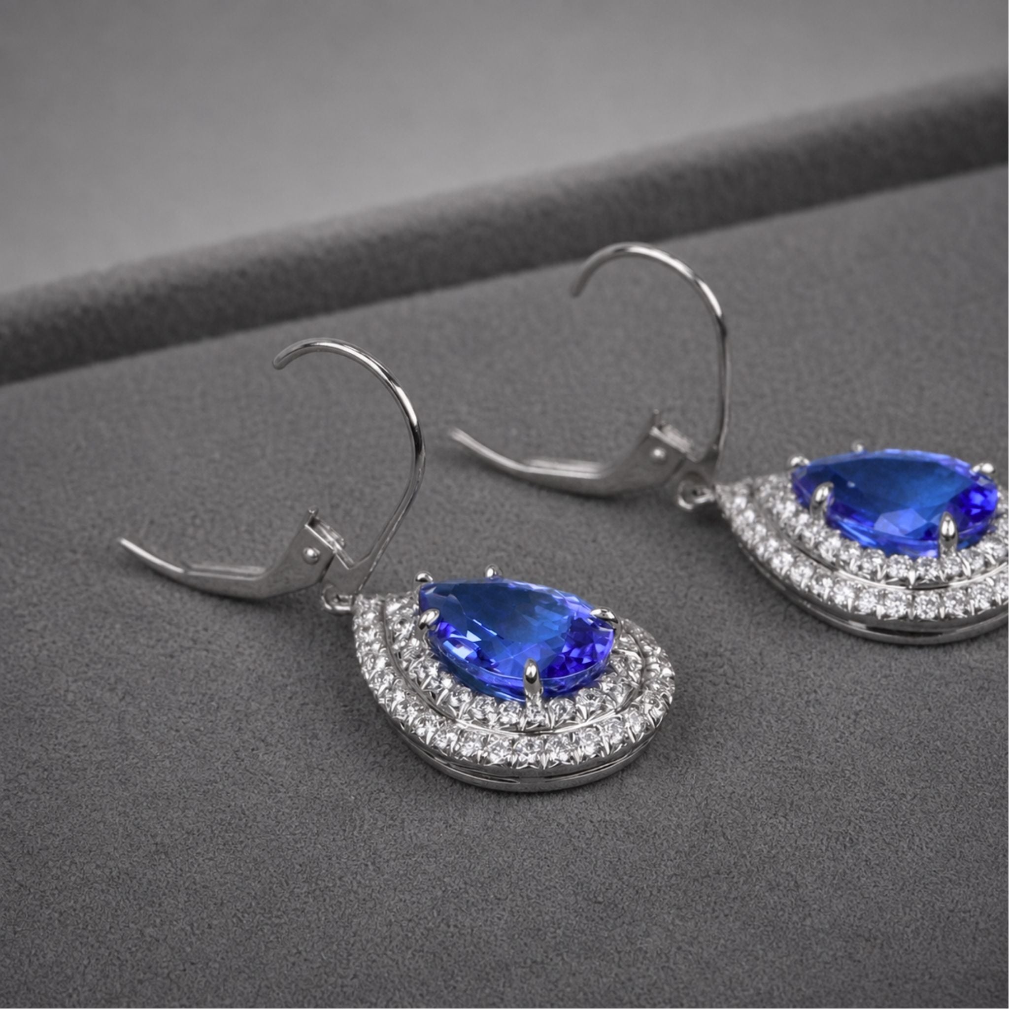 Orecchini a perno in tanzanite taglio a cuscino in oro giallo