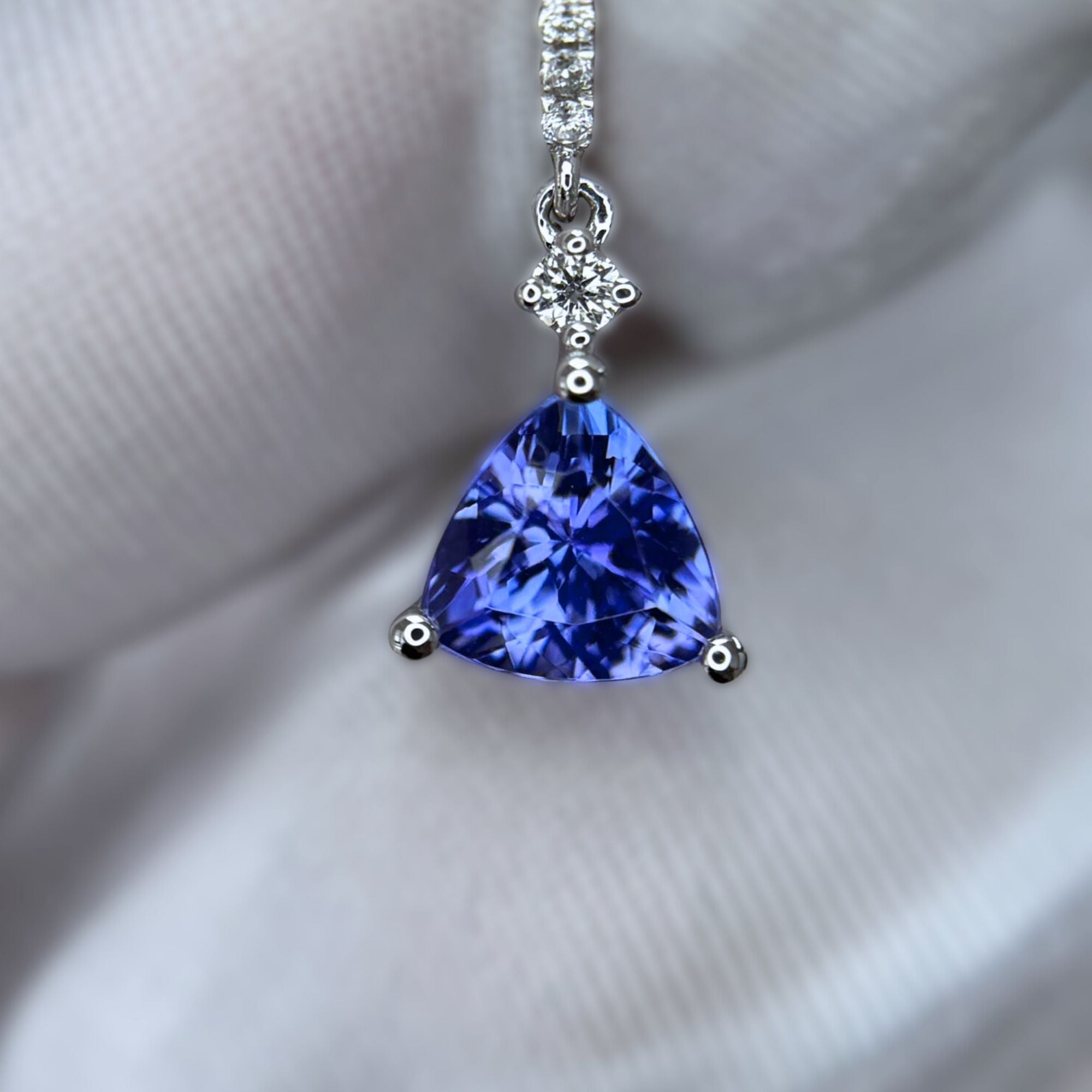 Tansanit-Trillion-Schliff & Diamant-Ohrringe