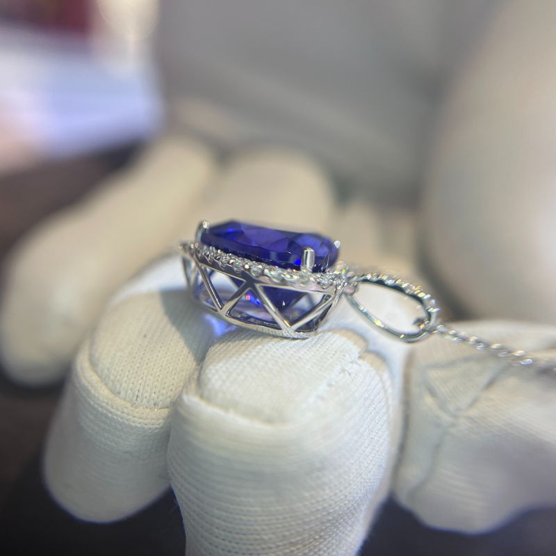 10.00 Ct Heart-Shaped Tanzanite Pendant With Diamond Halo