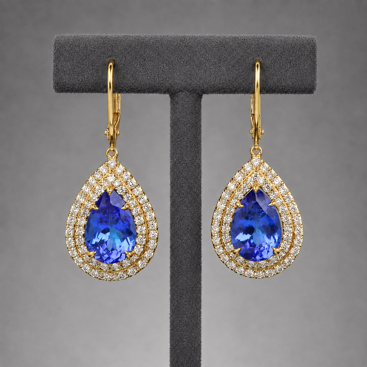 Orecchini a perno in tanzanite taglio a cuscino in oro giallo
