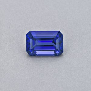 Stunning emerald cut tanzanite gemstone - like a hall of mirrors !